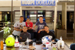 berdiri: Sandy Topan NS, Pringgo, Ilham Kafemotor. Duduk: KBY, Hadi Nusantara Sportbike