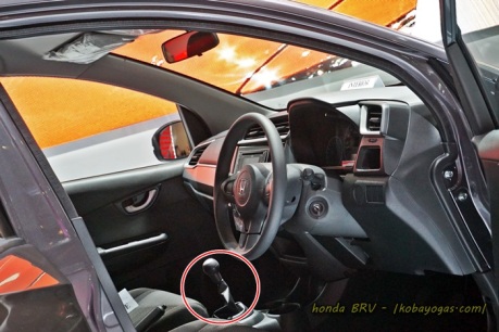 nah ini Honda BRV model manual, tuh tuasnya keliatan