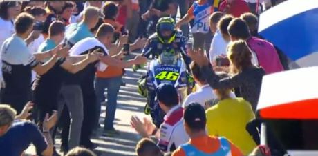 wpid-standing-ovation-for-rossi-valencia-2015-jpg
